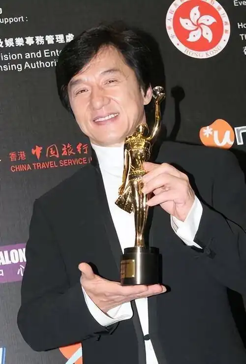 成龙火出国际,能得奥斯卡终身成就奖,为什么不能得金像奖?