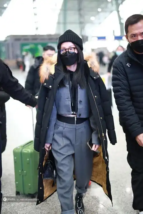 街拍张韶涵灰色西服套装内搭健身衣运动元素来混搭