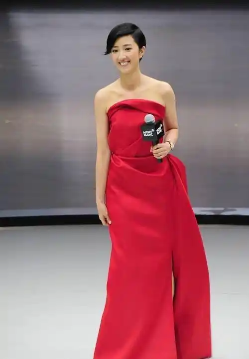 原创桂纶镁的气质越来越美了穿红色裙子秀好身材无修图显黑也不丑