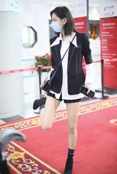 原创29岁的张予曦又瘦了穿拼接西装秀蜂腰腿精果然不是白叫的