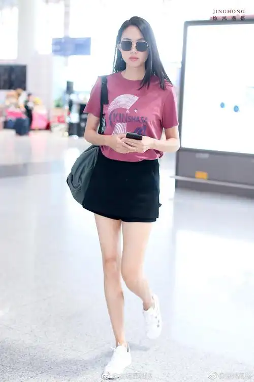 张梓琳世界小姐明星同款出街机场街拍t恤配黑色裤裙短裤两件套