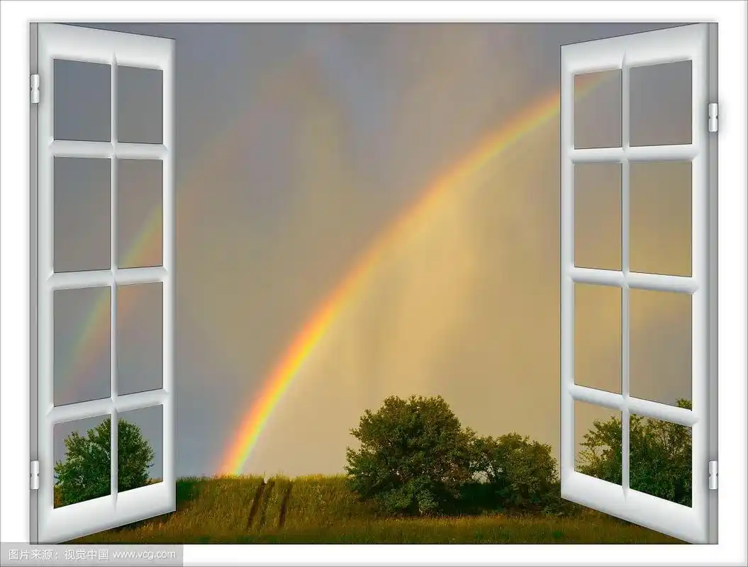 打开窗户,看到明亮的阳光照射下的绿色草地