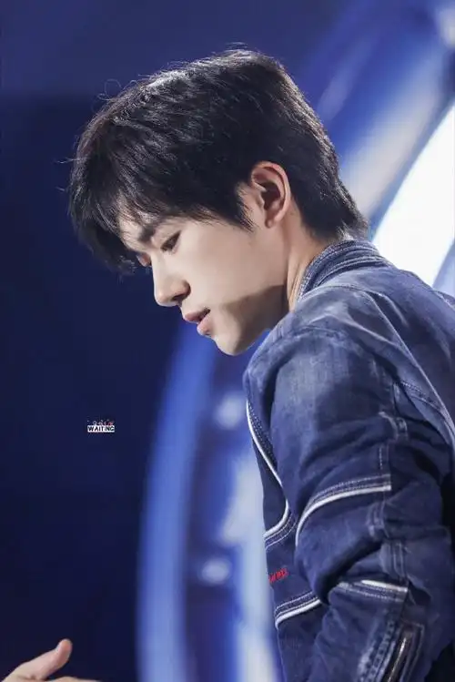 易烊千玺飘雪侧颜