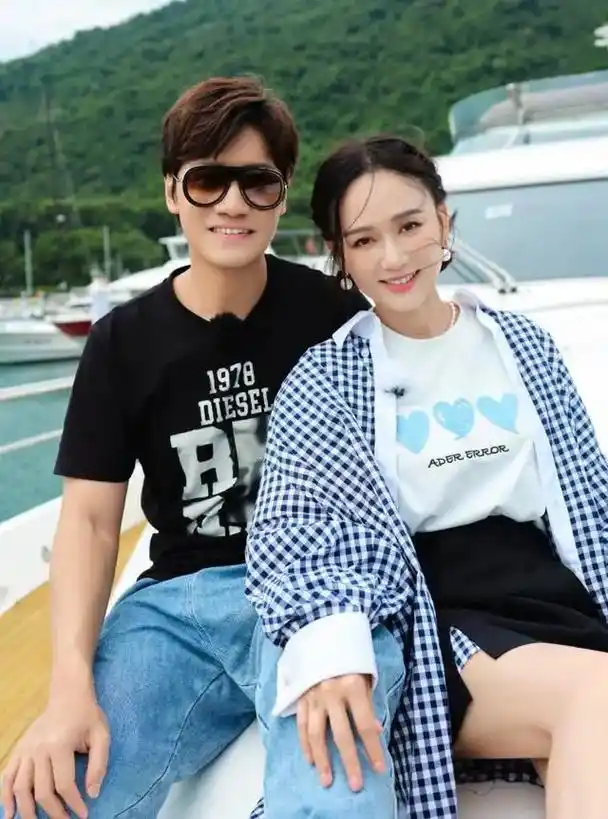 陈乔恩和老公alan在机场撒娇,又搂又亲#陈乔恩艾伦 - 抖音