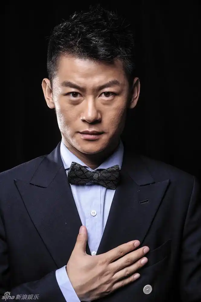 组图: 李健新剧热播 绅士写真展暖男笑容_高清图集_新浪网