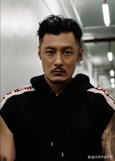 男明星还在追求冷白皮来看这8位黑皮肤照样可以惊艳四座