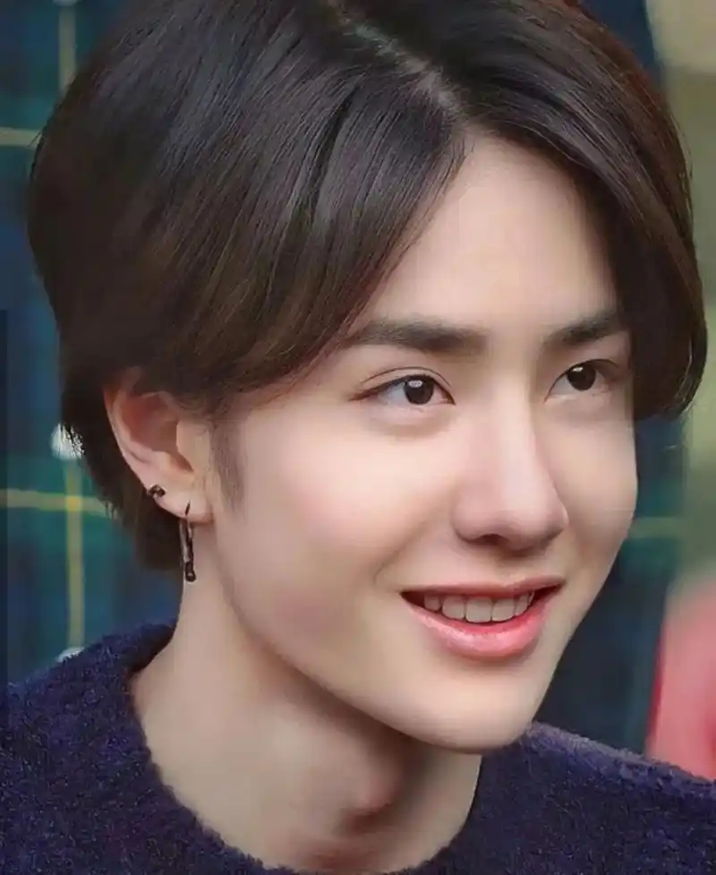 王一博小时候双眼皮很明显,长得真好看