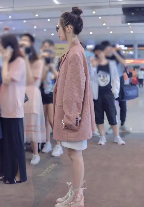 原创孟美岐尴尬不穿西服也玩起下衣失踪却不料暴露最真实的腿型