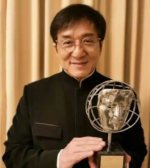 原创成龙17岁青涩旧照曝光单眼皮小眼睛鼻子也毫无特色