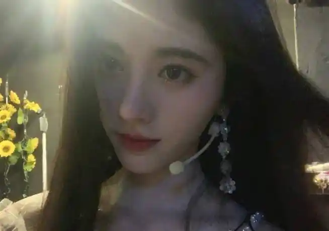 原创鞠婧祎狂晒18张库存照从素颜到浓妆清纯时尚随意切换果然是直男