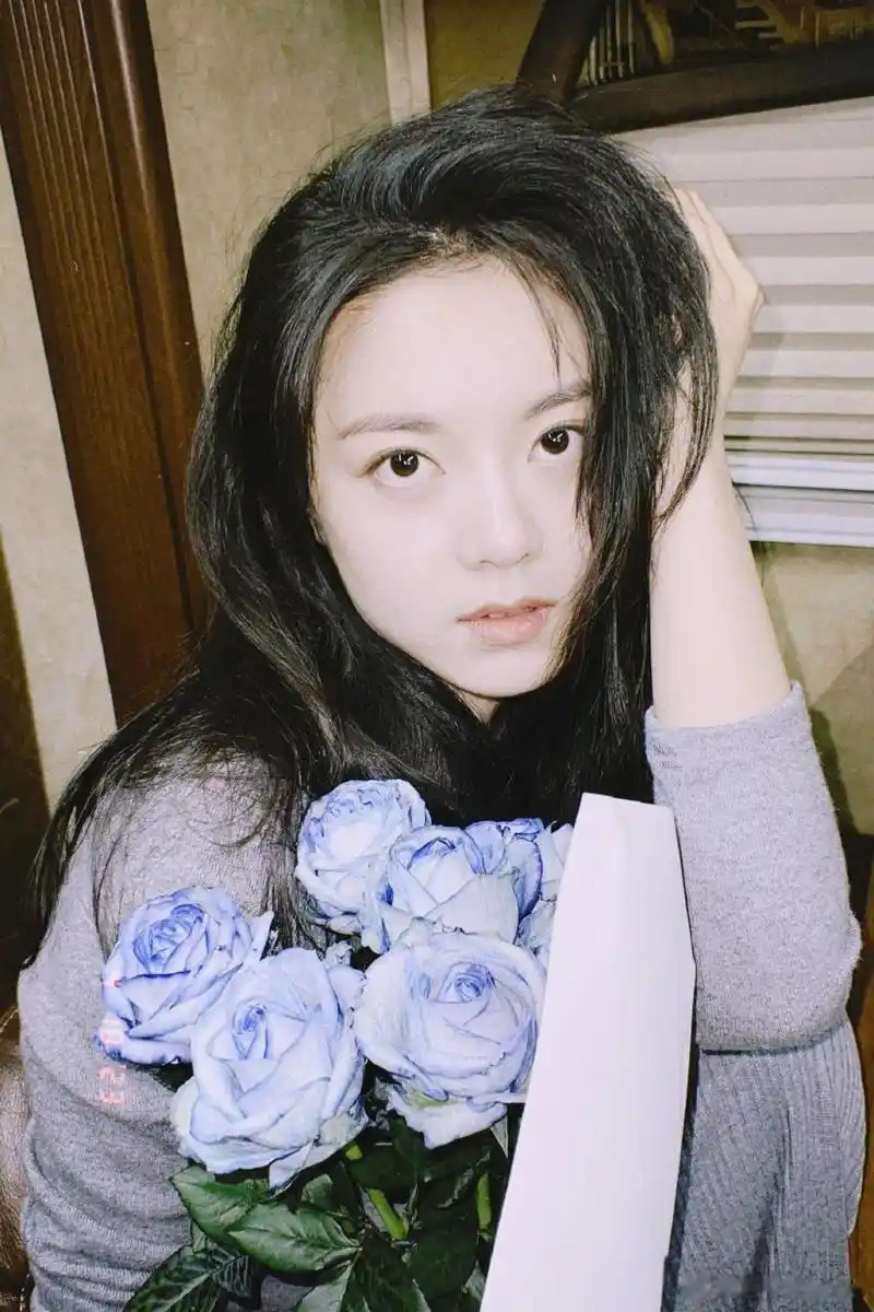 赵今麦生活碎片分享抱着鲜花的妹妹有在好好生活,享受美景自然风光!