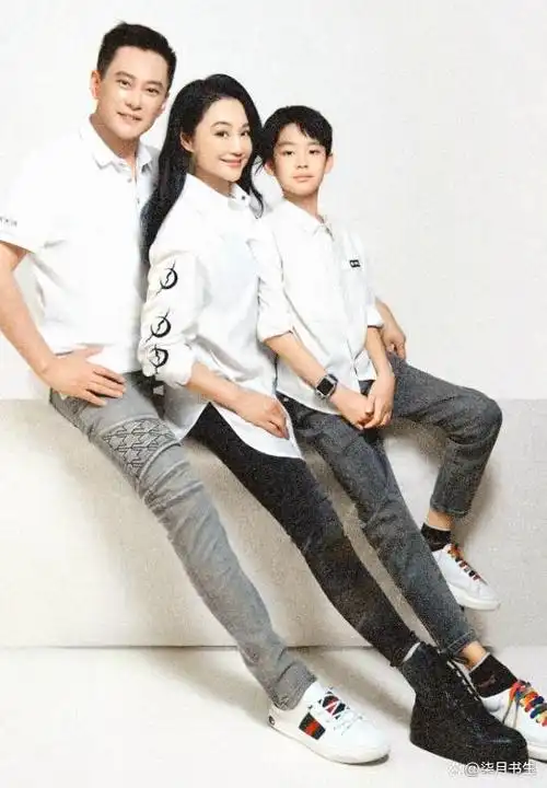 曹颖晒全家福庆结婚纪念日,一家三口都是大长腿,网友催生女儿