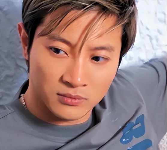 胡兵发文晒照给瞿颖庆生,与53岁瞿颖十指相扣,期望余生携手共进