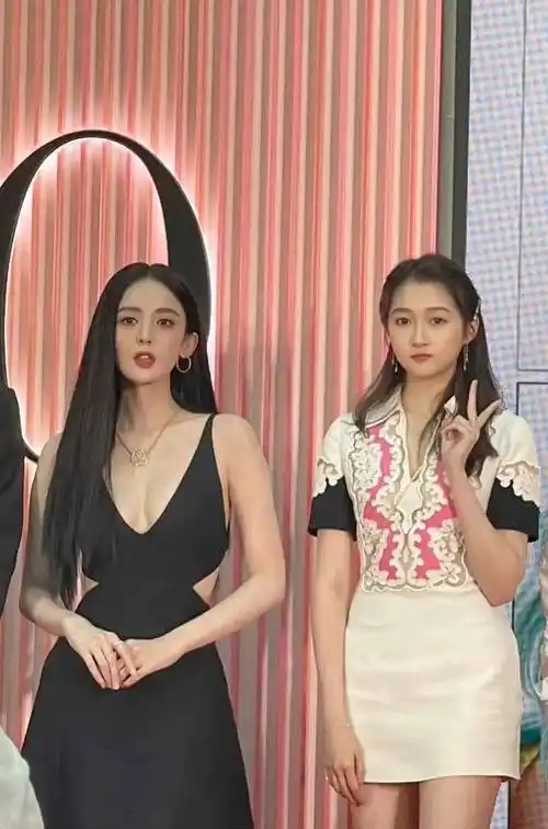 关晓彤这造型显老了,与古力娜扎同框有点尴尬_活动_穿着_连衣裙