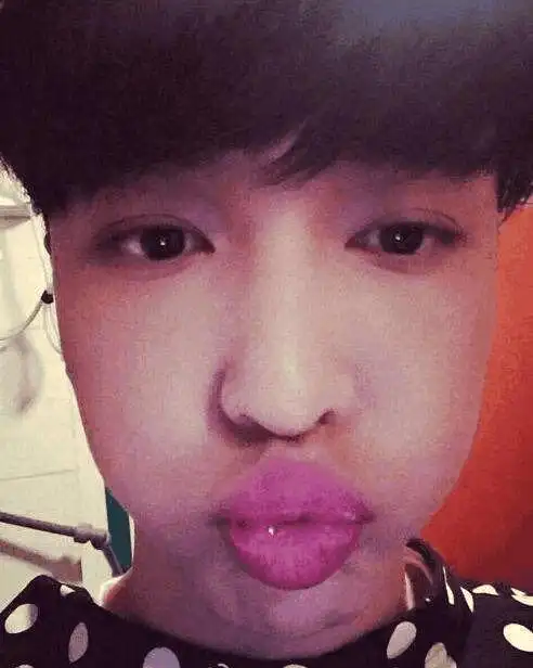 十位男神嘟嘴卖萌照张艺兴的口红太抢镜看到古天乐我想哭