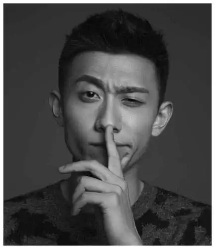 你觉得谁才是高颜值呢 在余罪里就见过张一山的平头了,痞帅痞帅的,看