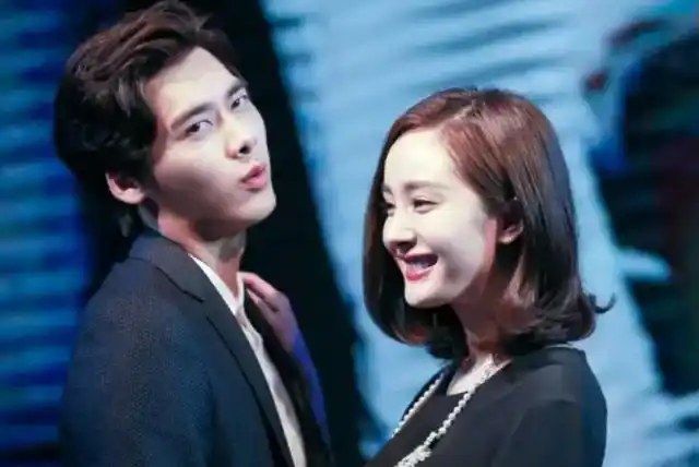 2015年的时候,一条杨幂为李易峰流产,还给了卓伟三千万封口费的消息