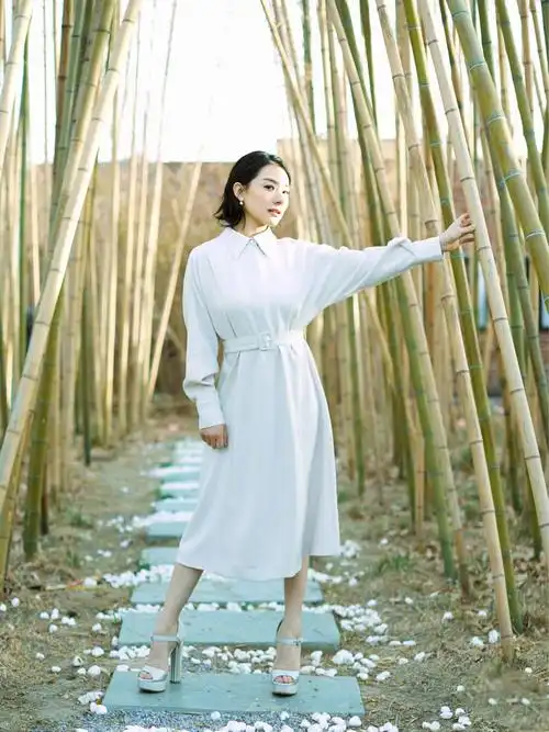 原创"体操女王"刘璇为中国队加油!穿牛仔裤劈叉,生娃后脸部圆润