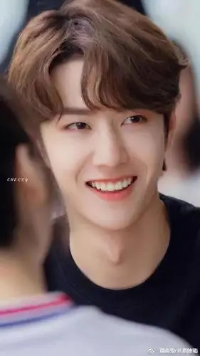 王一博的治愈系笑容:自带清新气质,单纯又干净