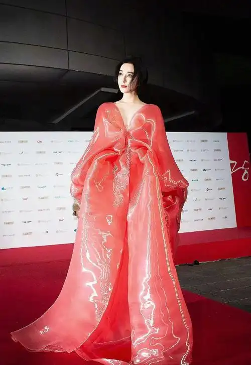 范冰冰退圈后彻底变大胆穿薄纱红裙似武则天今仍尝试复出