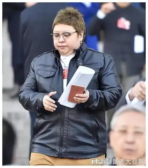 韩红漂亮成功!瘦到脸脱相撑不住衣服,网友表示变太多认不出