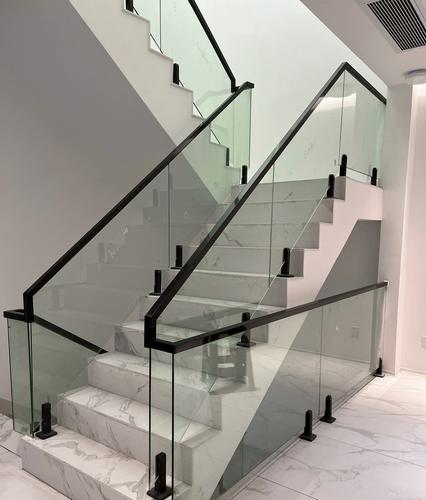 钢夹玻璃扶手简约楼梯上海嘉定别墅扶手灰玻超白玻璃围栏钢木实木
