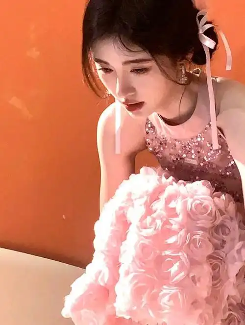 最近鞠婧祎在自己的社交平台上公布了一组自己的花絮照,只见她在照片