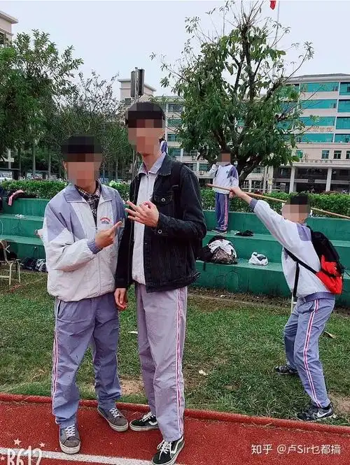 我感觉我高中得校服并不丑,就是普通得运动装 照片没有询问他们得意见