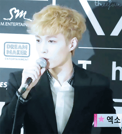 张艺兴gif金色卷发gif采访gif话筒gif