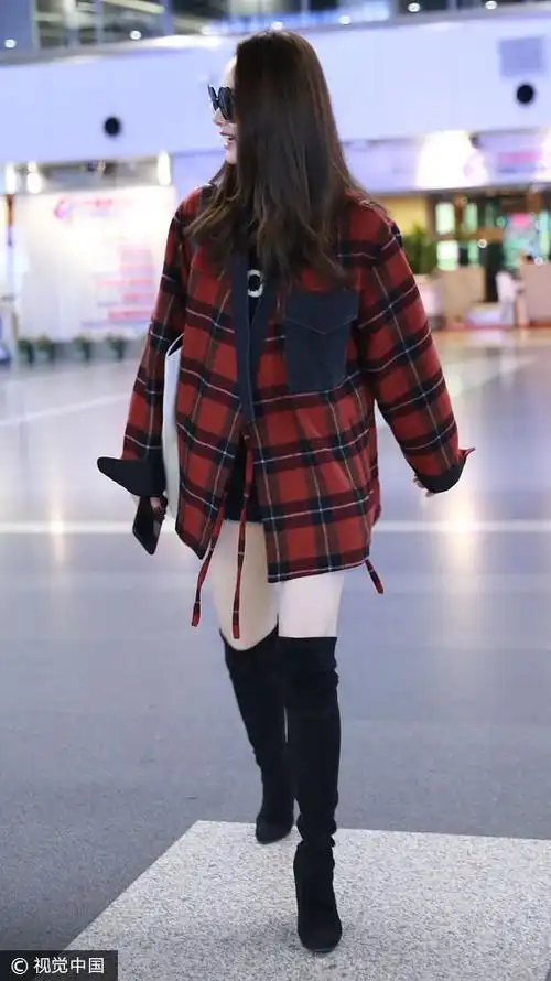 戚薇格子外套过膝长靴秀雪白美腿机场当秀场引身后路人注视
