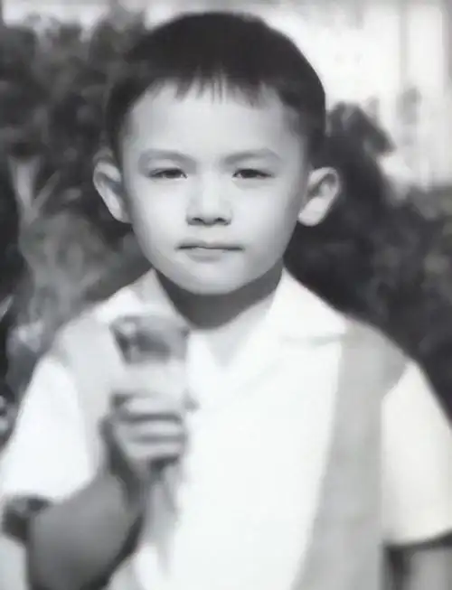 在梁朝伟的个人ig上罕见地曝光了一张他小时候的旧照片,从中我们可以