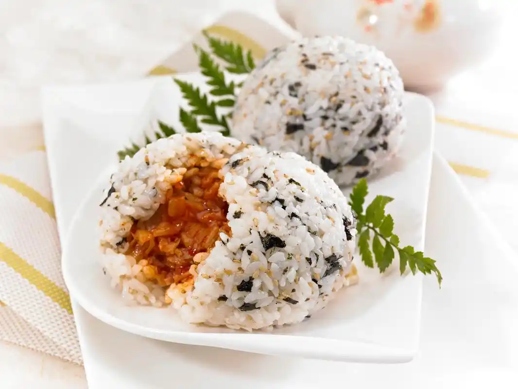 手工制作饭团是一种古老而充满创意的饮食方式,其材料的选择,制作手法