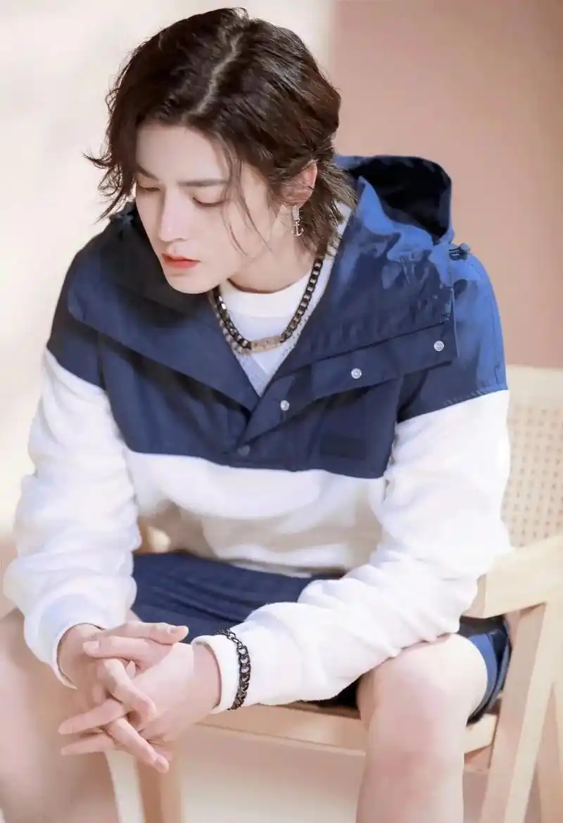 靠颜值起万楼09侯明昊壁纸18张09长发港风篇 09这是我出的小侯