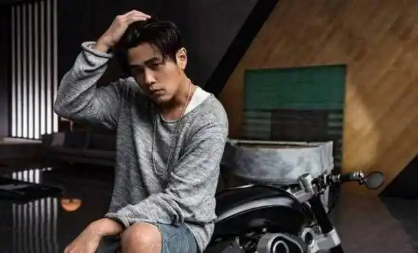 周杰伦的新歌mv造型,中分侧颜简直帅爆,网友:p图师真是辛苦!_荷尔蒙_