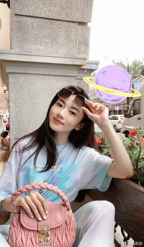 郑恺前女友程晓玥自家豪宅拍大片扎双马尾穿小背心身材傲人