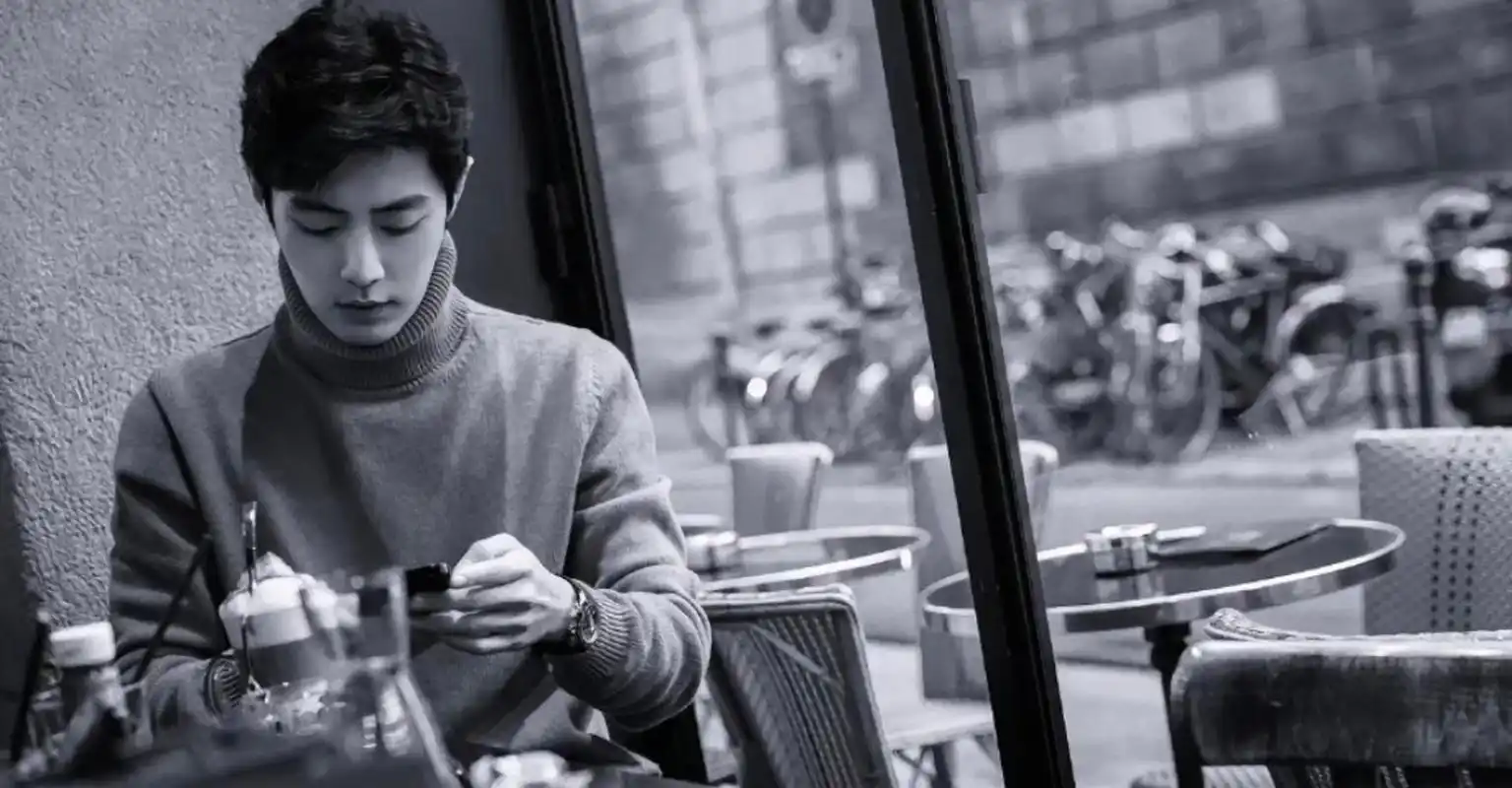 超喜欢肖战的这套生活照,身上的氛围感,像本书,像部大片,有深度有故事