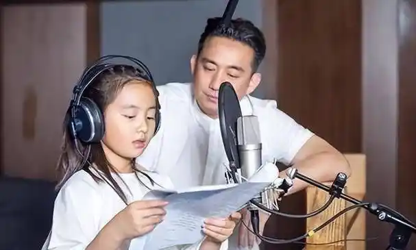 "黄磊塌房事件"揭示娱乐圈中"美好"人设的虚伪面纱_明星_人们_形象