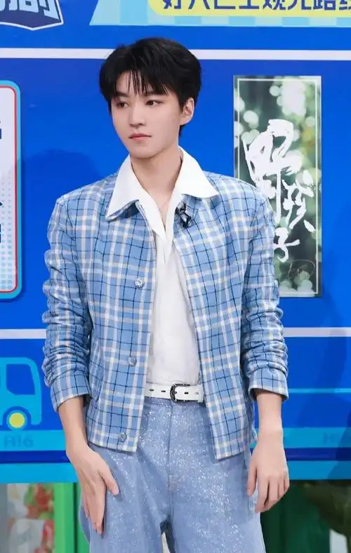 王俊凯打卡焕新好六街#王俊凯《好六看好剧》剧照蓝色系穿搭好帅