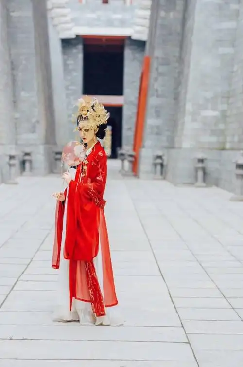 传统汉服《半面妆》:美美的盛唐风,美女只露半张脸也美艳至极!