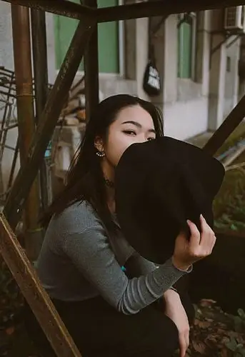 气质英伦风美女寂寥孤独独自一人写真图片