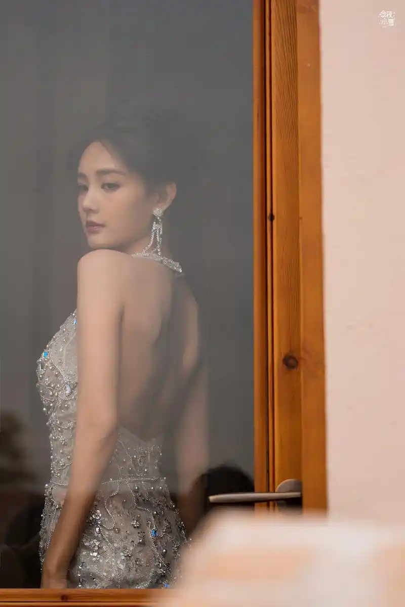 李一桐v型亮闪白色长裙美背写真