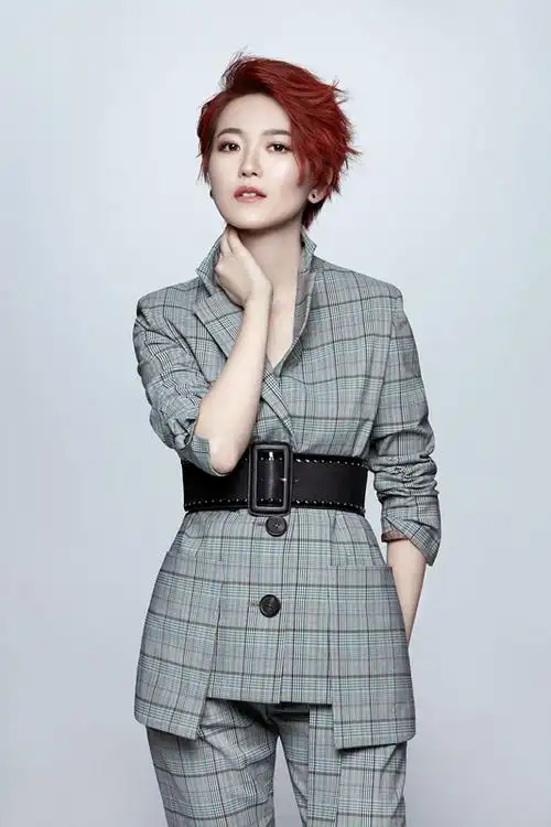 昨日深夜,新加坡知名女歌手蔡淳佳突然在个人微博上更长文,用数千