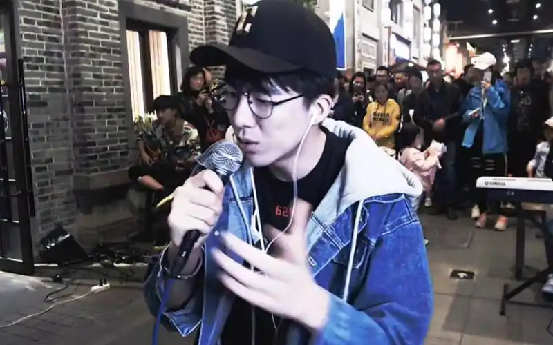 摩登兄弟2017年国庆节第二天照常直播在991频道连续唱了6首