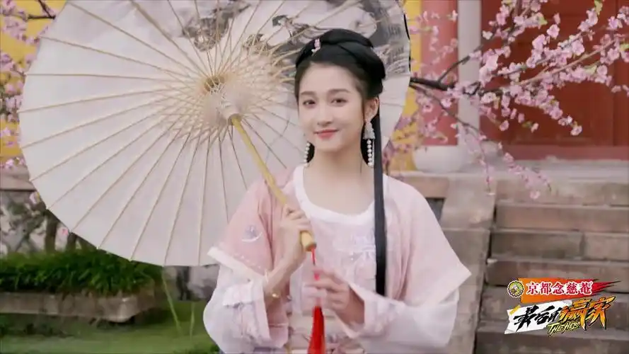 关晓彤优雅撑伞显仙女气质 玩泡泡机瞬间可爱发射