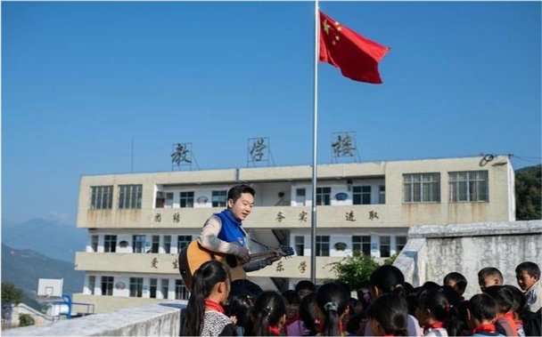 国家和社会各界捐建的希望小学曾一定程度上促进了贫困山区儿童教育的
