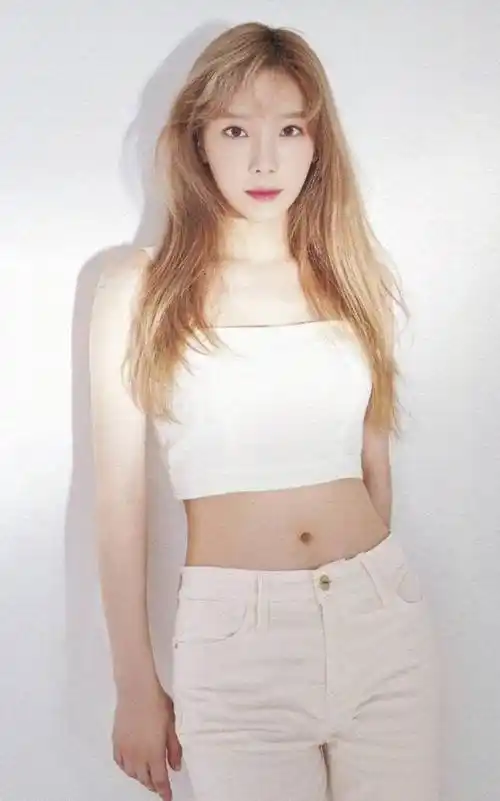 虽然金泰妍的个子娇小,但是她的身材比例是真的好,穿上身真的看不出来