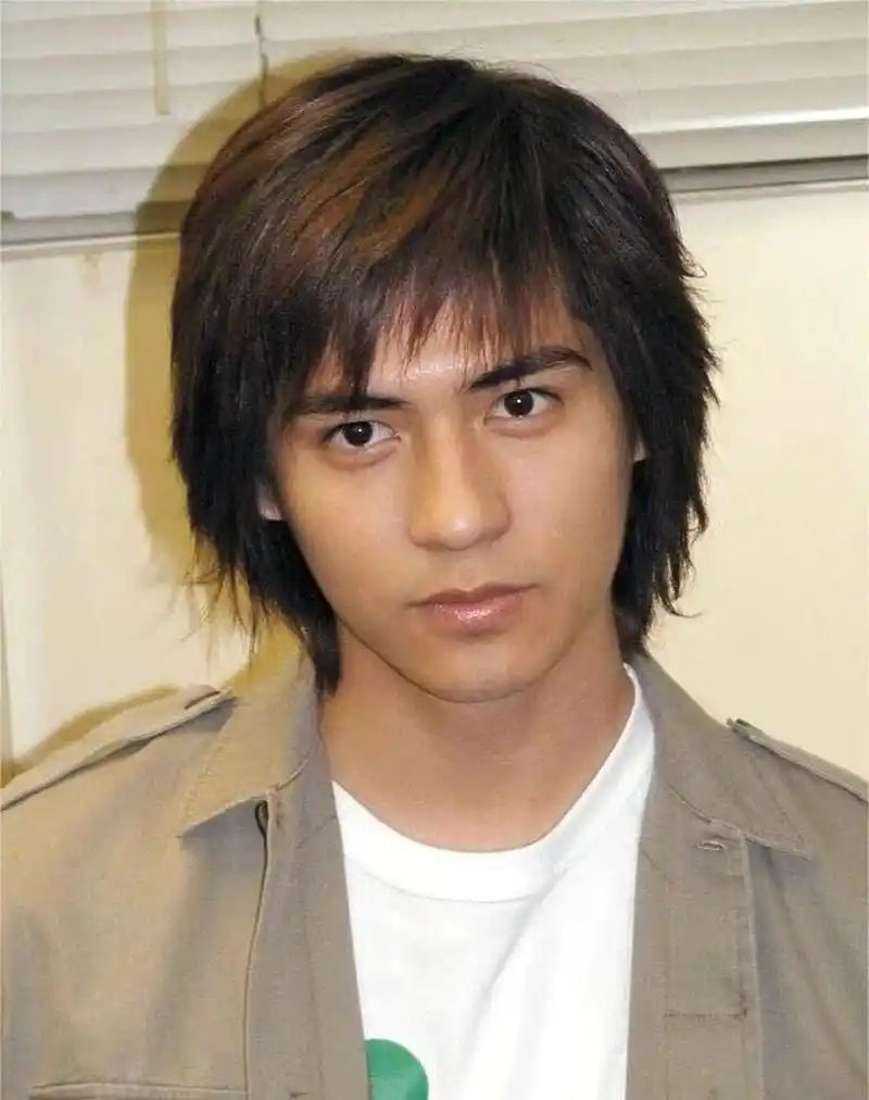 简单说说周渝民的正脸 (图1)他五官眼睛和嘴唇是偏甜和女性化的.