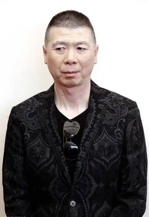 冯小刚身价上亿忙工作,姐姐独自照顾母亲16年,托弟找工作被拒_电影