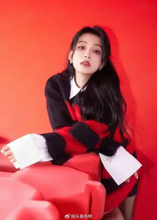 孙怡初春学院风造型曝光长腿瞩目让人忍不住叫一声学姐好