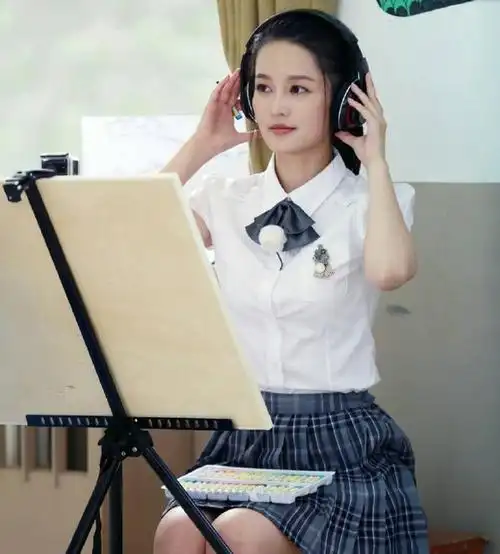 李沁又曝一组学生装照片明眸皓齿小蛮腰一股清流若仙女下凡